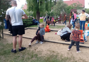 Dzieci z rodzicami podczas pikniku