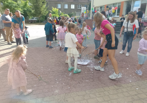Dzieci robią bańki