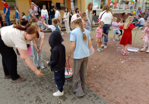 Dzieci z rodzicami robią bańki