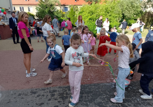 Dzieci robią bańki