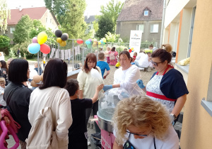 Panie robią watę cukrową