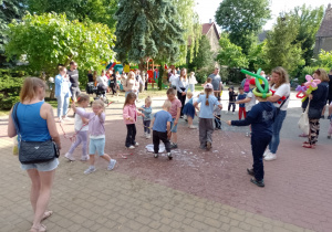 Dzieci robią bańki