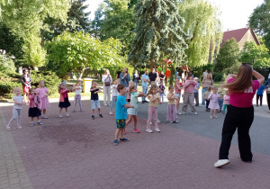 Dzieci tańczą z animatorką