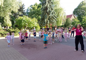 Dzieci tańczą z animatorką