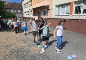 Dzieci przechodzą po krążkach sensorycznych