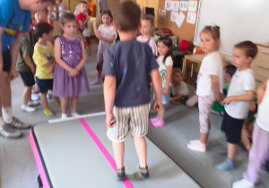 Chłopiec idzie po zaznaczonej lini