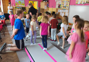 Dzieci przechodzą po lini