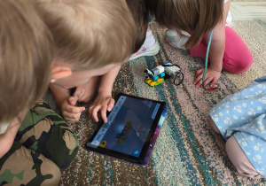 Dzieci tworzą robota na tablecie