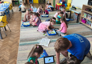 Dzieci w grupach tworzą roboty z klocków