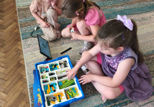Trzy dziewczynki podczas tworzenia robotów