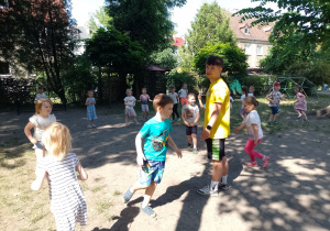 Instruktor i dzieci podczas zabawy