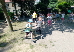 Dzieci podczas zabawy w berka