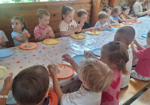 Dzieci z grupy Świetliki formują ciasto chlebowe