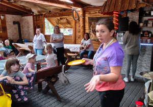 Pani opowiada dzieciom o wypieku chleba