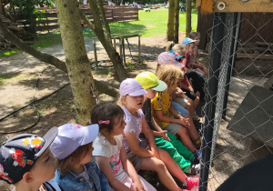 Dzieci siedzą na ławce