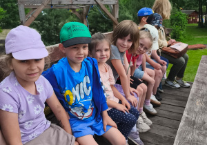 Dzieci z grupy Biedronki siedzą na wozie