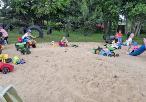 Dzieci bawią się w piaskownicy
