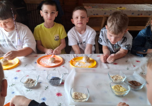 Dzieci z grupy Ważki przy lepieniu chlebków