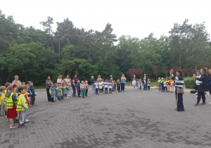 Drużyny biorące udział w rajdzie oraz pani dyrektor z nauczycielkami