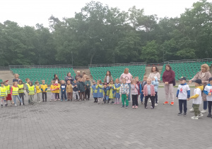 Drużyny biorące w rajdzie stoją na scenie amfiteatru