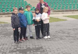 Pani Monika z piątką dzieci z grupy Mrówki