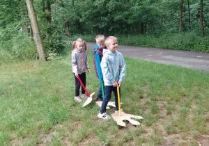 Troje dzieci zzze stopami zwierząt