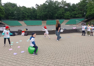 Dzieci pokonują tor przeszkód