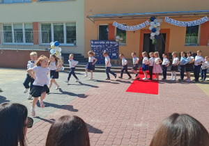 Dzieci ustawione w rzędzie podskakują