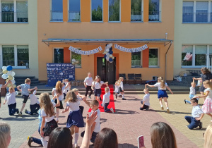 Dzieci tańczą w parach