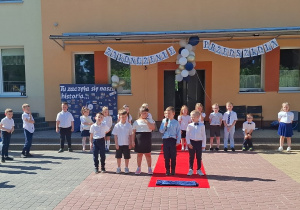 Kilkoro dzieci recytuje wiersze