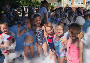 Kilka dziewczynek podczas zabawy w pianie