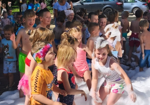 Dzieci bawią się podczas Piana Party