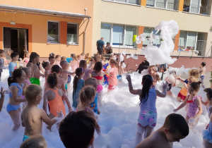 Dzieci bawią się pianą i w pianie
