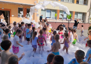 Dzieci bawią się podczas Piana Party