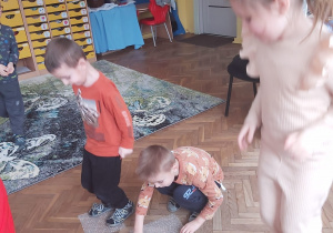 Troje dzieci chodzi na folii bąbelkowej