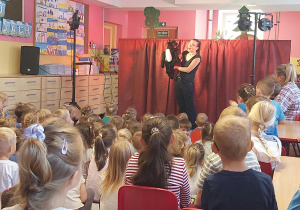 Aktorka porusza pacynką