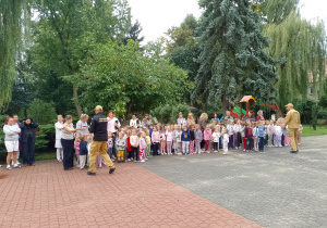 Dzieci z opiekunami na placu przedszkolnym