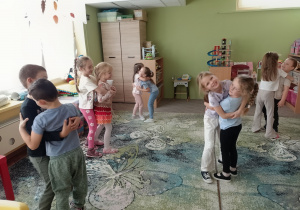 Dzieci w parach przytulają się