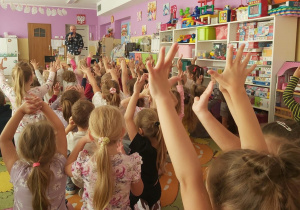 Dzieci unoszą ręce w górę