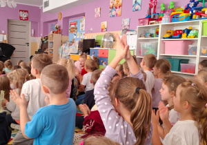 Dzieci klaszczą w ręce podczas słuchania muzyki
