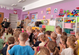 Dzieci klaszczą w ręce podczas słuchania muzyki