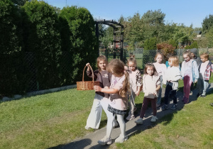Dzieci idą alejkami
