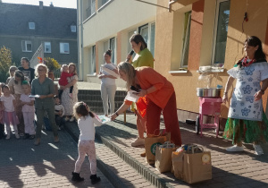 Dziewczynka odbiera nagrodę