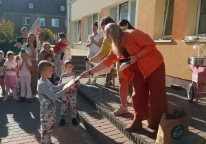 Dwóch chłopców odbiera nagrodę