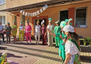 Pracownicy przedszkola w przebraniach podczas recytacji wiersz