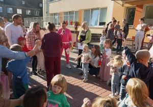 Dzieci z rodzicami podczas rozwiązywania zagadek