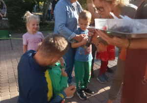 Chłopiec z tatą rozpoznaje smak owocu