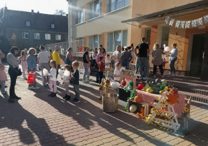 Rodzice z dziećmi podczas imprezy