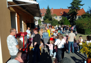 Rodzice z dziećmi podczas imprezy