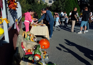 Rodzice z dziećmi podczas imprezy